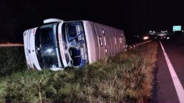 Un colectivo de larga distancia volcó en Capitán Sarmiento