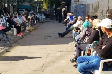 Marcha atrás: el municipio mandó ayuda para jubilados en colas bancarias