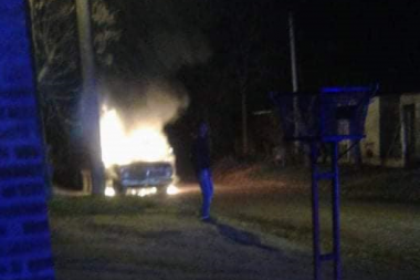 Vergüenza en Junín: incendiaron la camioneta del hombre con COVID-19