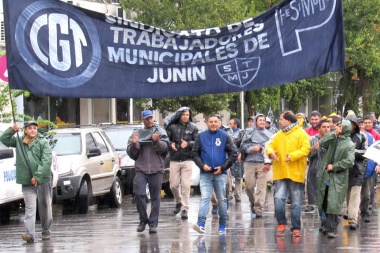 Paritaria municipal: empleados  redoblan la apuesta, van al paro  por 48 horas y vuelven a la calle