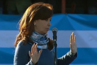 CFK le pegó a Macri y postergó el anuncio de su candidatura