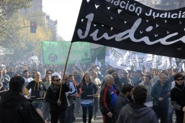 Los judiciales paran y movilizan a La Plata