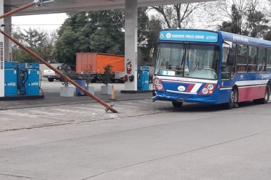 Un colectivo chocó una columna de alumbrado público