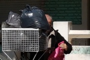 Revolviendo la basura para comer