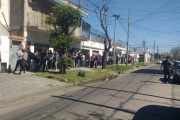 Centenares de jóvenes hicieron fila para pedir trabajo en Avellaneda