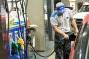 Finalmente, el gobierno congeló el precio del combustible por decreto