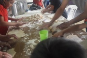 Don Ito organizó un taller de pastas solidarias junto a la sociedad de fomento del B° Progreso