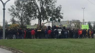 Operarios de la central nuclear Atucha debaten cómo seguir la lucha contra la ola de despidos