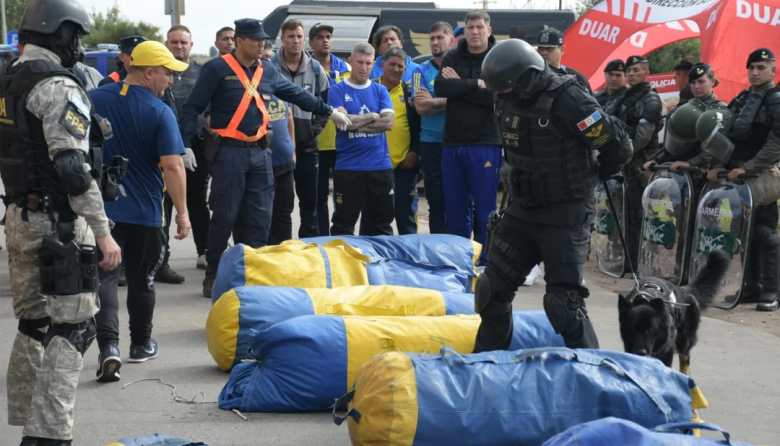 Di Zeo y 60 barras de Boca fueron retenidos en Córdoba con armas en el micro