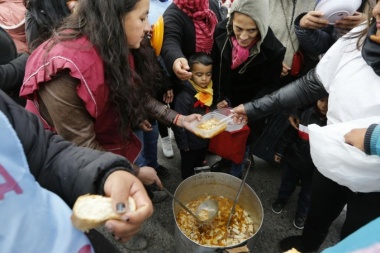 Familias que nunca pidieron comida hoy se acercan a comedores