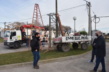 Colocan un nuevo transformador para la alimentación eléctrica del Hospital Municipal