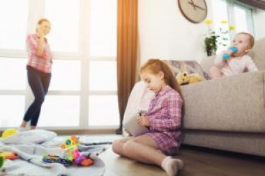 Convivientes de casos positivos que tengan síntomas serán considerados contagiados sin hisopar