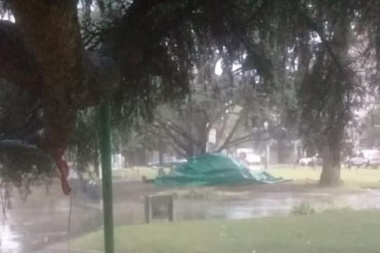 Los “nadies” siguen en la plaza, bajo la lluvia
