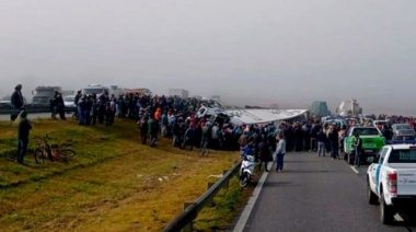 Vecinos de Campana saquearon un camión que volcó en la ruta 9