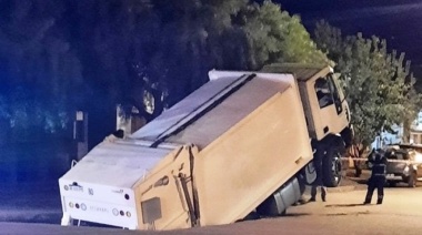 Un camión recolector de residuos se hundió en una calle de Bragado