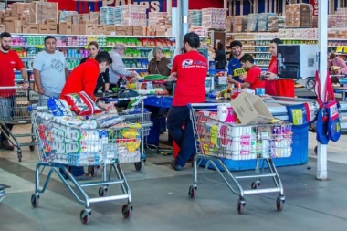 Largas colas en supermercados ante la posibilidad de una cuarentena general