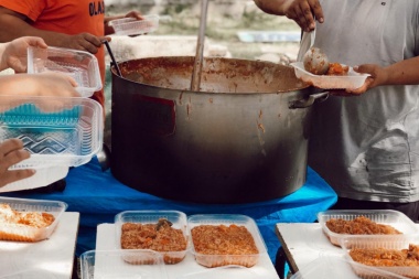 Una parroquia de La Plata tiene 2 mil familias en lista de espera “para comer”