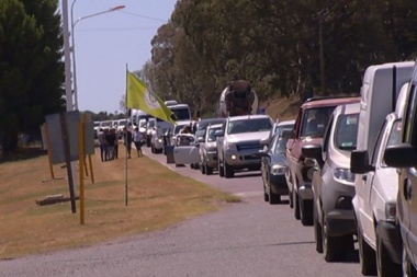 Monte Hermoso: pese a la cuarentena, cientos de autos ingresan al balneario