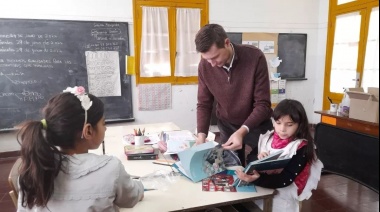 Ferraris entregó libros para los alumnos de la Escuela Rural N° 9