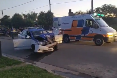 Un patrullero destrozado: chocó dos camionetas y una moto