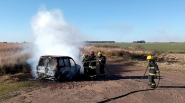 En la ruta se incendió por completo un utilitario