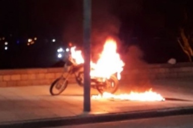 Prendió fuego su moto para que no se la secuestren