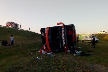 Vuelco de un micro Vía Bariloche en ruta 2: 13 heridos y dos muertos