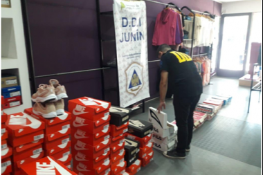 La DDI Junín secuestró ropa de marca apócrifa en Chacabuco