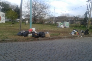 Reclaman por la basura acumulada en contenedores