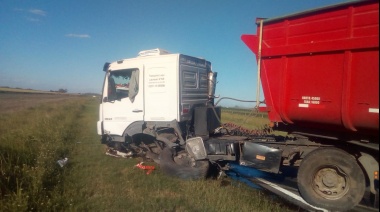 Choque frontal entre un camión y un auto en Ruta 50