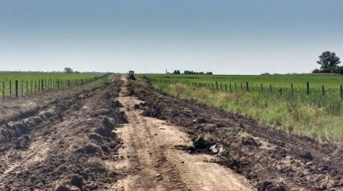 Gesto al interior: Kicillof lanza un plan para reparar 1.100 kilómetros de caminos rurales