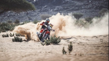 Kevin Benavides lidera la general de motos