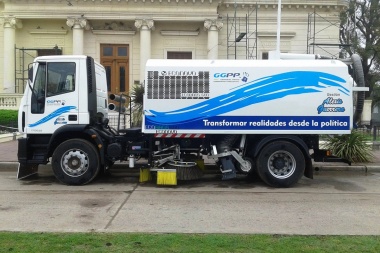 El municipio incorporó un nuevo camión con barredora-aspiradora al área de servicios