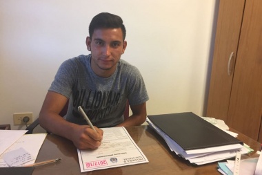 Julian Brea firmó su primer contrato