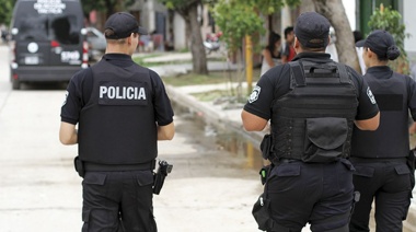 El gobierno de Santa Fe decidió sacar de las calles a policías no vacunados y retirarle el arma reglamentaria