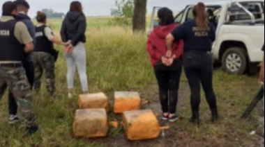 Un avión arrojó en paracaídas 130 kilos de cocaína a un campo de Pergamino: cuatro detenidos