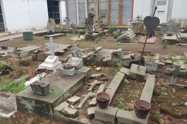 Documento fotográfico: el  Cementerio del Oeste sufre un  alarmante estado de abandono