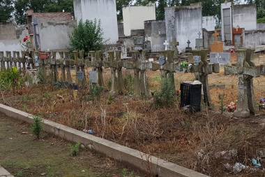 Documento fotográfico: el  Cementerio del Oeste sufre un  alarmante estado de abandono
