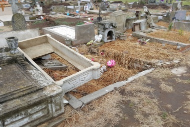 Documento fotográfico: el  Cementerio del Oeste sufre un  alarmante estado de abandono
