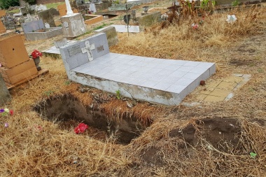 Documento fotográfico: el  Cementerio del Oeste sufre un  alarmante estado de abandono