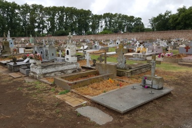 Documento fotográfico: el  Cementerio del Oeste sufre un  alarmante estado de abandono