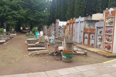 Documento fotográfico: el  Cementerio del Oeste sufre un  alarmante estado de abandono