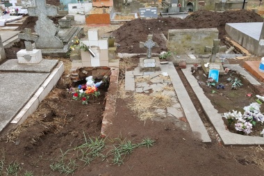 Documento fotográfico: el  Cementerio del Oeste sufre un  alarmante estado de abandono