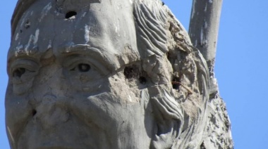 Vandalizaron el monumento a Néstor Kirchner en Vedia: lo habrían baleado