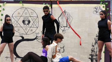 Los estudiantes comenzaron a celebrar con los tradicionales bailes