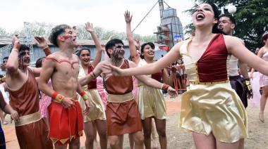 Los estudiantes comenzaron a celebrar con los tradicionales bailes
