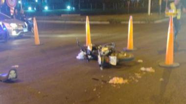 Un camión chocó a una moto