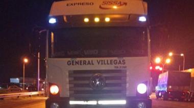 Un camión chocó a una moto