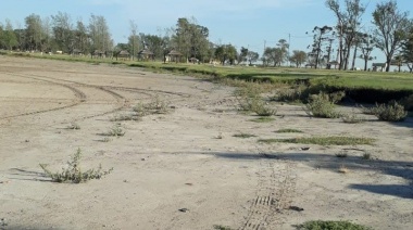 Limpian la costa de la laguna del Balneario Municipal