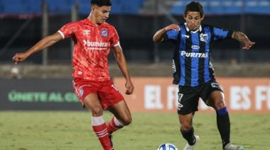 Argentinos empató ante Liverpool en Uruguay y sigue en lo alto de la tabla
